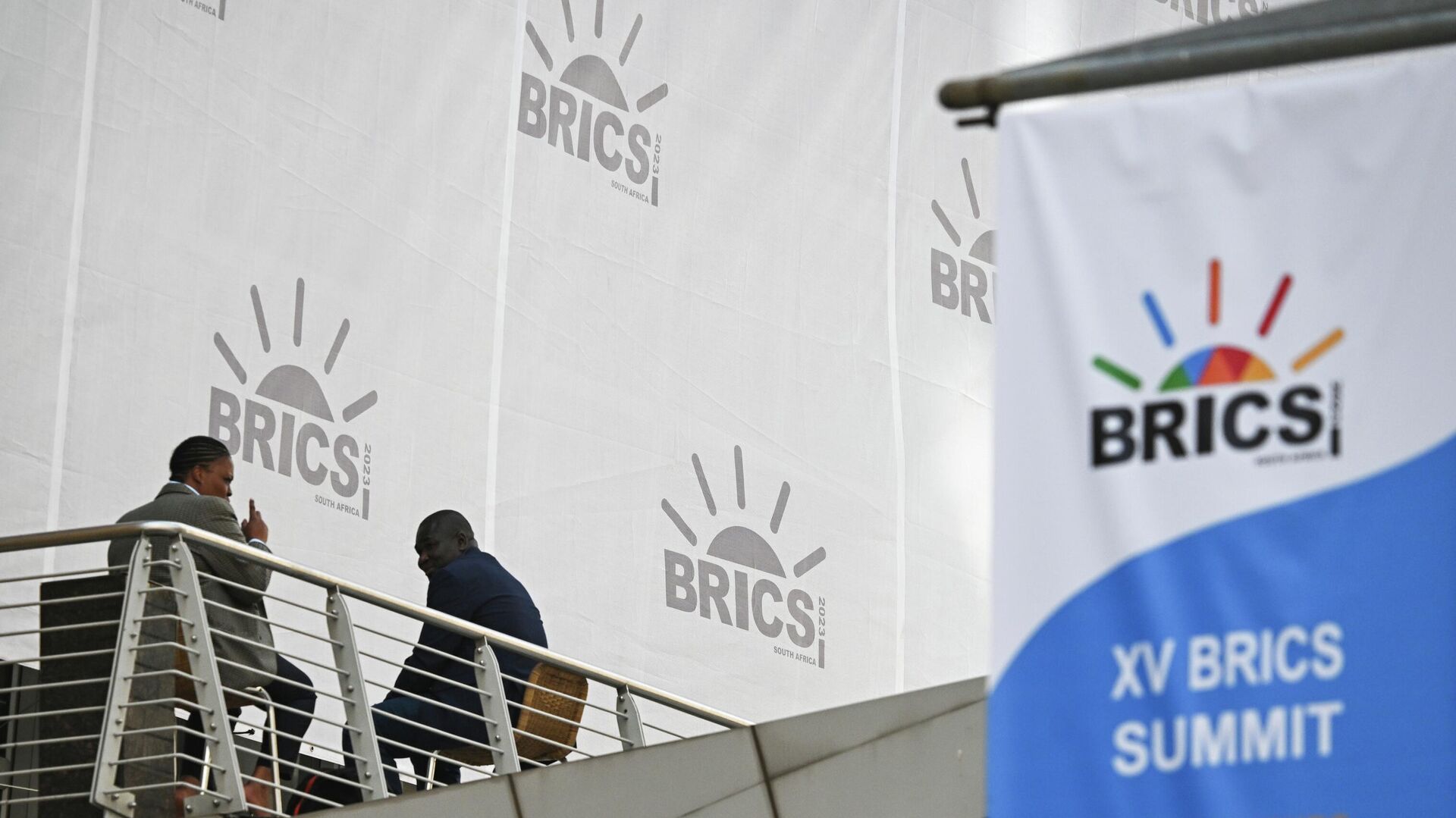 Des visiteurs au Sandton Convention Center à Johannesburg, où s'est tenu le 15e sommet des BRICS - Sputnik Afrique, 1920, 12.10.2023