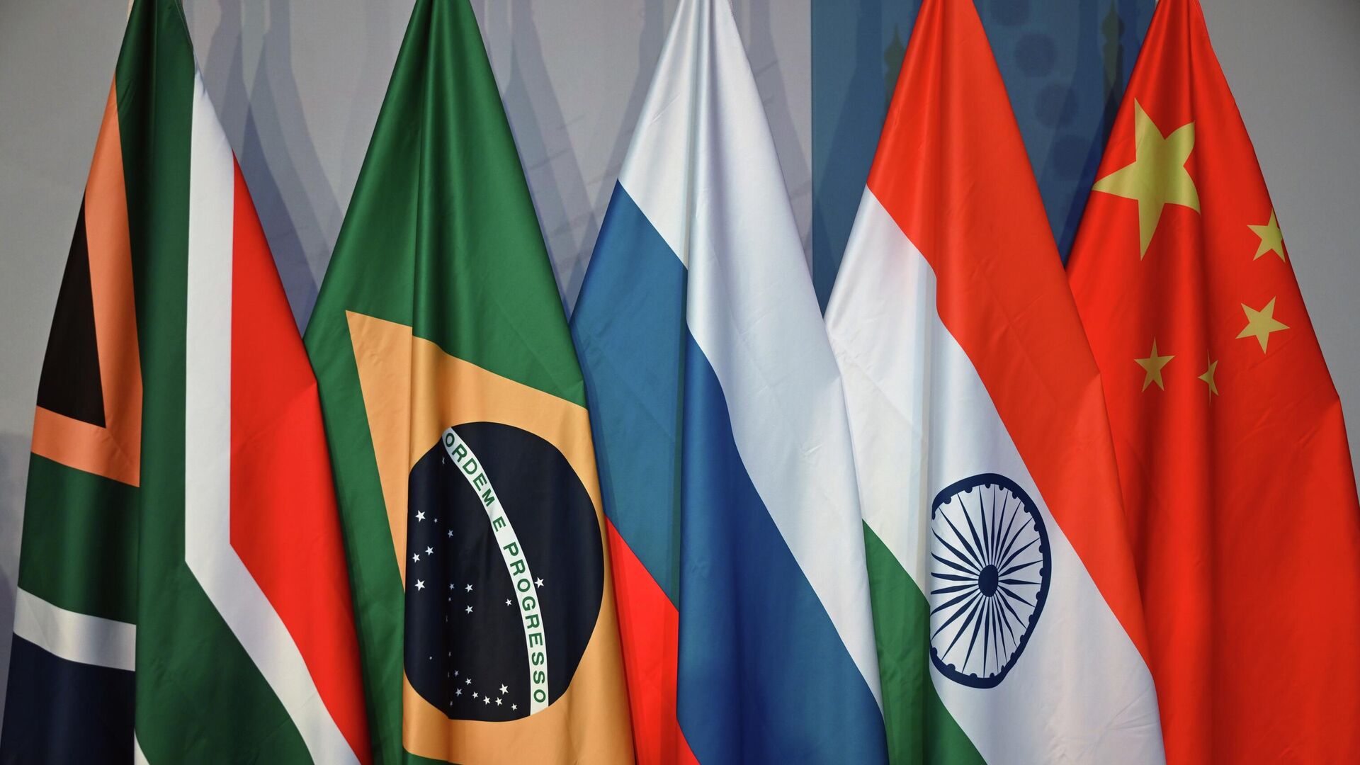 Les drapeaux des pays membres des BRICS à Johannesburg, Afrique du Sud.  - Sputnik Afrique, 1920, 21.11.2023