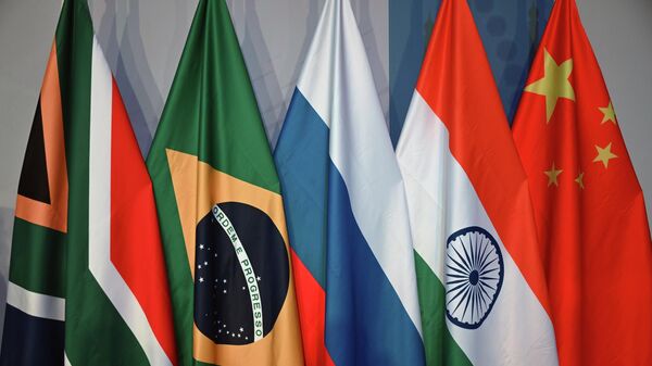 Les drapeaux des pays membres des BRICS à Johannesburg, Afrique du Sud.  - Sputnik Afrique