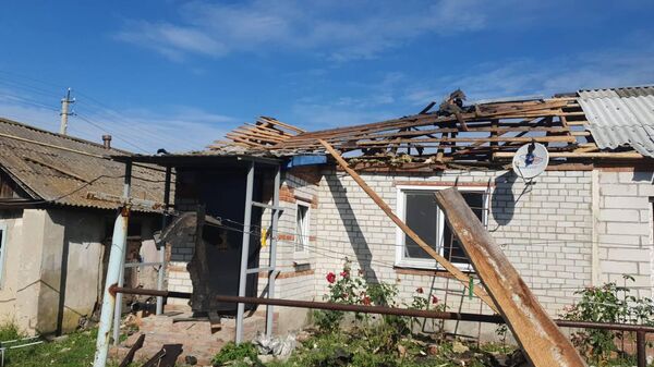Une maison endommagée dans le village d’Ourazovo après que les troupes ukrainiennes ont utilisé des armes à sous-munitions. - Sputnik Afrique
