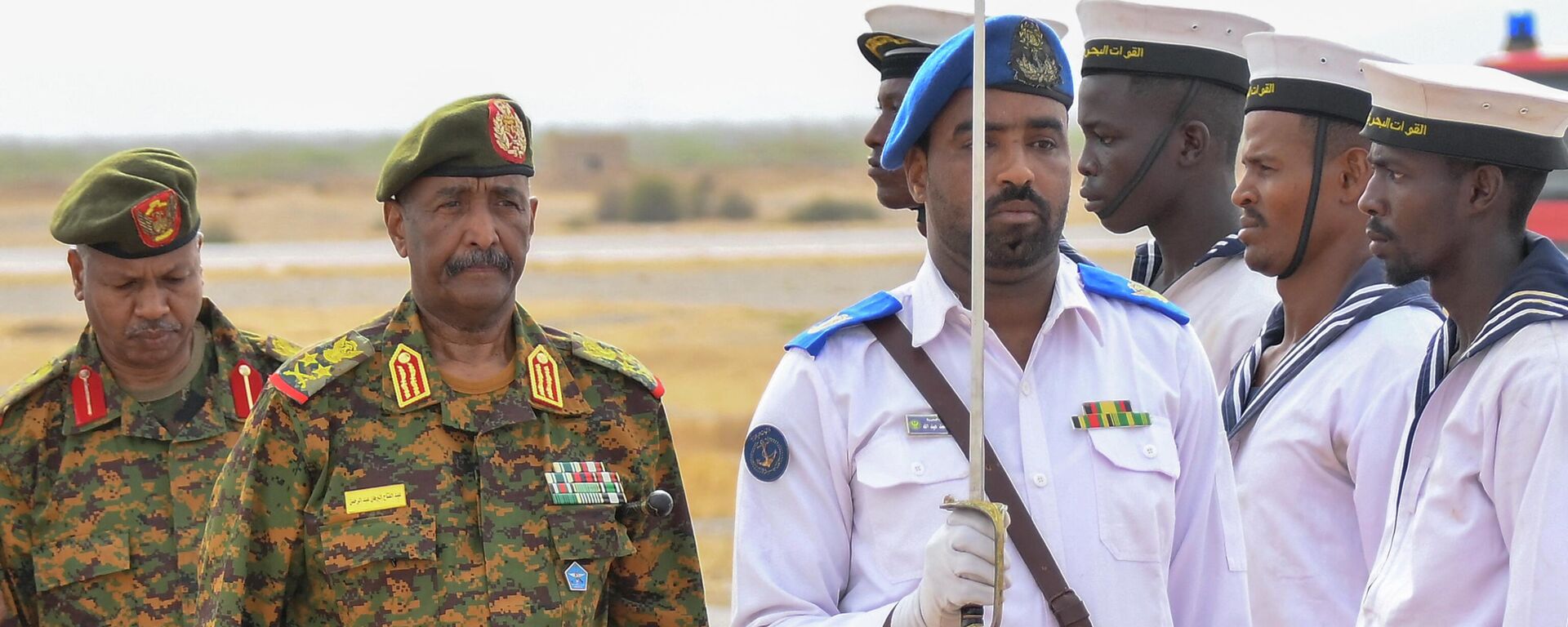 Sudan's Army chief Abdel Fattah al-Burhan (L) arrives to the coastal city of Port Sudan on August 27, 2023.  - Sputnik Africa, 1920, 28.08.2023
