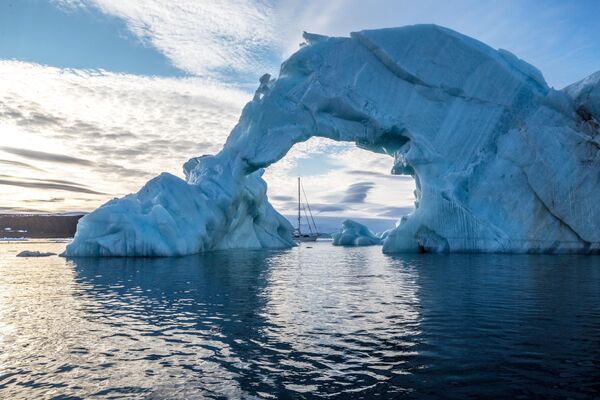 Iceberg and yacht &quot;Alter Ego&quot; off an island of Franz Josef Land archipelago. - Sputnik Africa