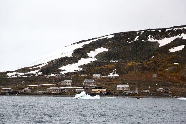 Complex of buildings of the polar station in Tikhaya Bukhta (Bay) on Gukera Island in the Franz Josef Land archipelago. - Sputnik Africa