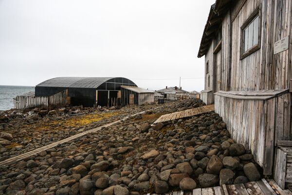 Complex of buildings at the polar station Tikhaya Bukhta (Bay) on Gukera Island in the Franz Josef Land archipelago. - Sputnik Africa