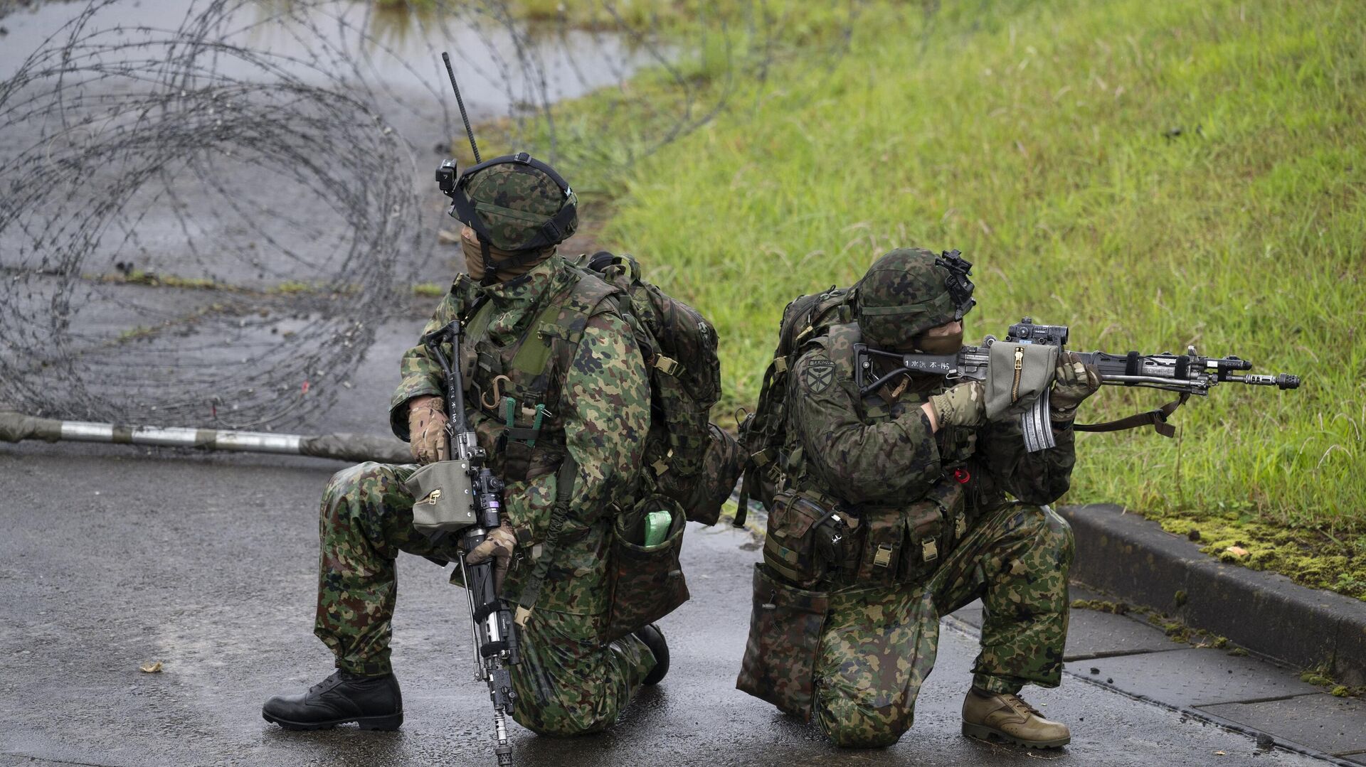 Japan Self-Defense Force soldiers take part in a joint military drill between the Japan Self-Defense Force, the French Army and US Marines at the Kirishima exercise area in Ebino, Miyazaki prefecture on May 15, 2021.  - Sputnik Africa, 1920, 29.08.2023