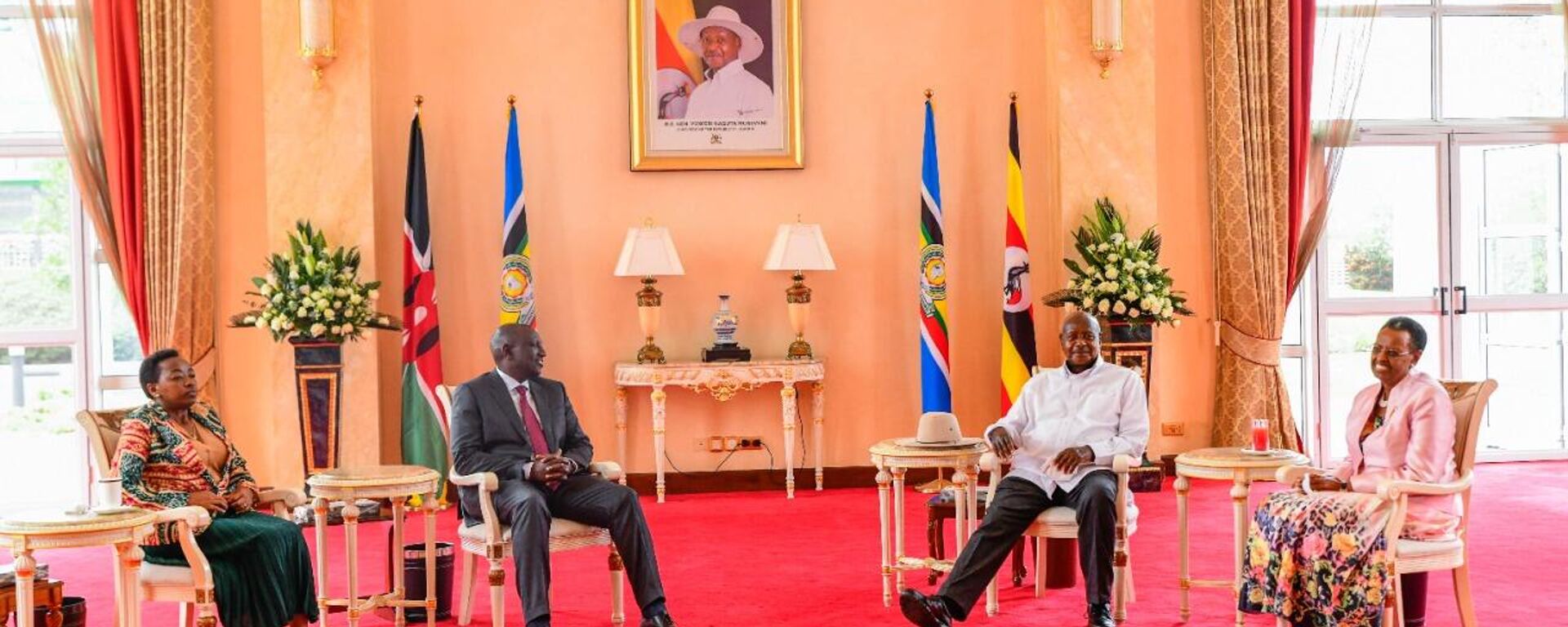 Kenya's President William Ruto meets his Ugandan counterpart Yoweri Museveni - Sputnik Africa, 1920, 01.12.2024