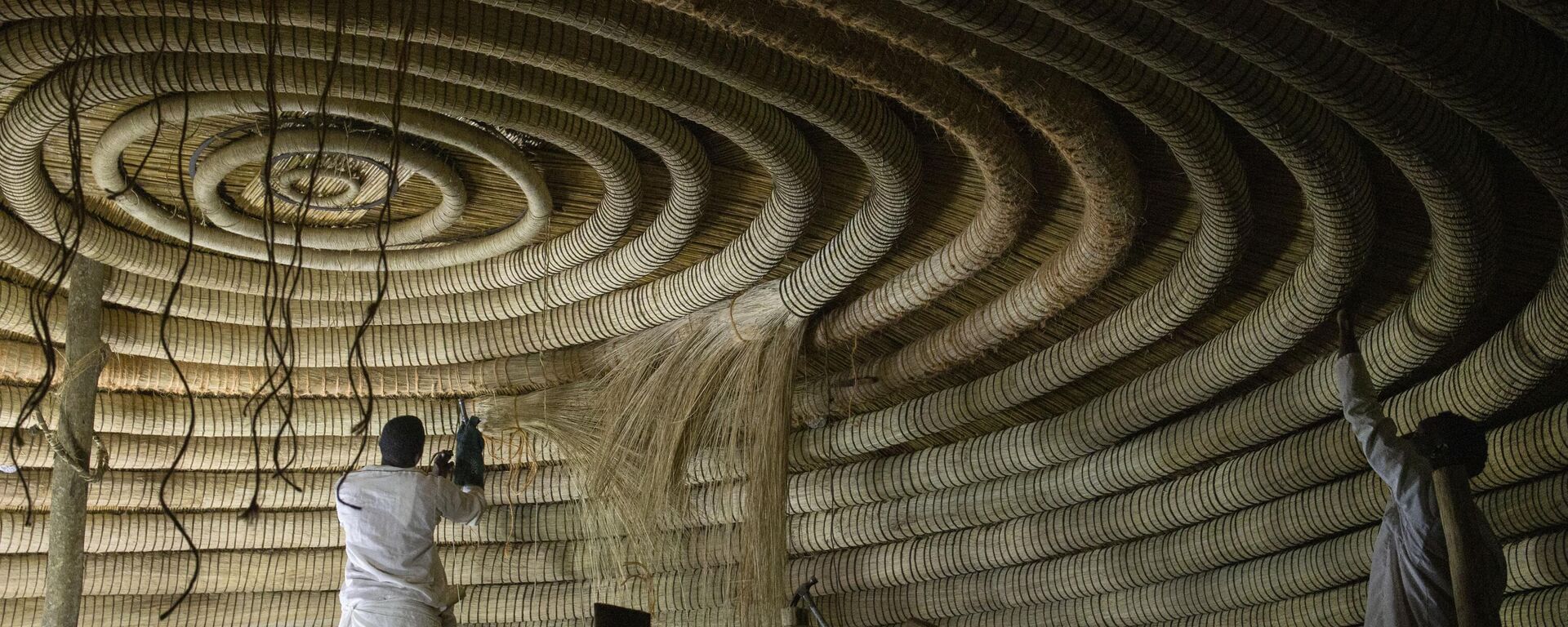Traditional artisans fix the circular rings at the ceiling of one of the buildings belonging to the Kasubi Royal Tombs in Kampala, Uganda on June 13, 2023. - Sputnik Africa, 1920, 29.08.2023