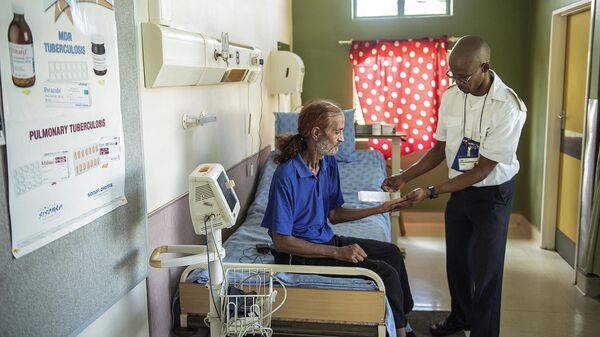 Former Tuberculosis affected patient Ashley McQuire receives his medication from a nurse at the Tshepong Hospital Tubercolosis ward on March 12, 2015 in Klerksdorp, South Africa. - Sputnik Africa
