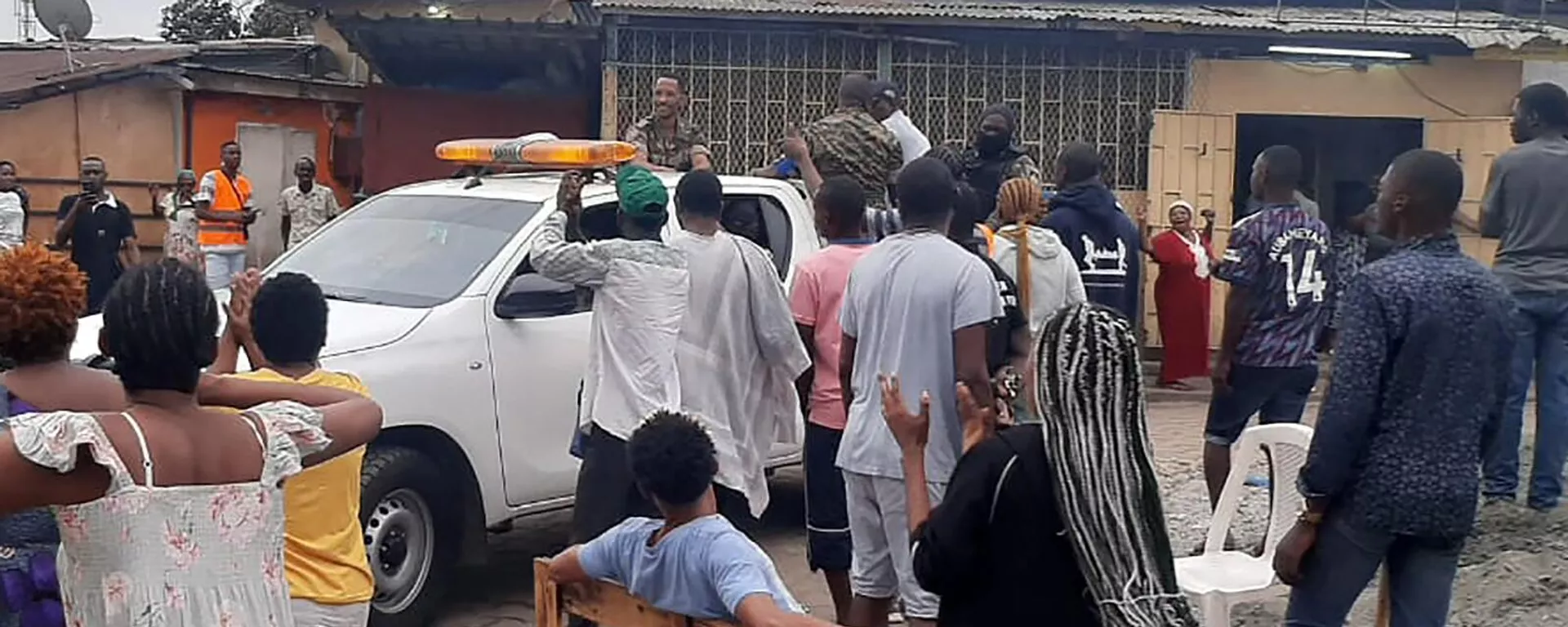 Des Gabonais applaudissent les membres des forces de sécurité du quartier Plein Ciel de Libreville, le 30 août 2023, après qu'un groupe d'officiers militaires gabonais sont apparu à la télévision annonçant qu'ils  mettaient fin au régime actuel  et annulaient les résultats officiels des élections qui avaient donné lieu à un nouveau mandat au président Ali Bongo Ondimba. - Sputnik Afrique, 1920, 30.08.2023