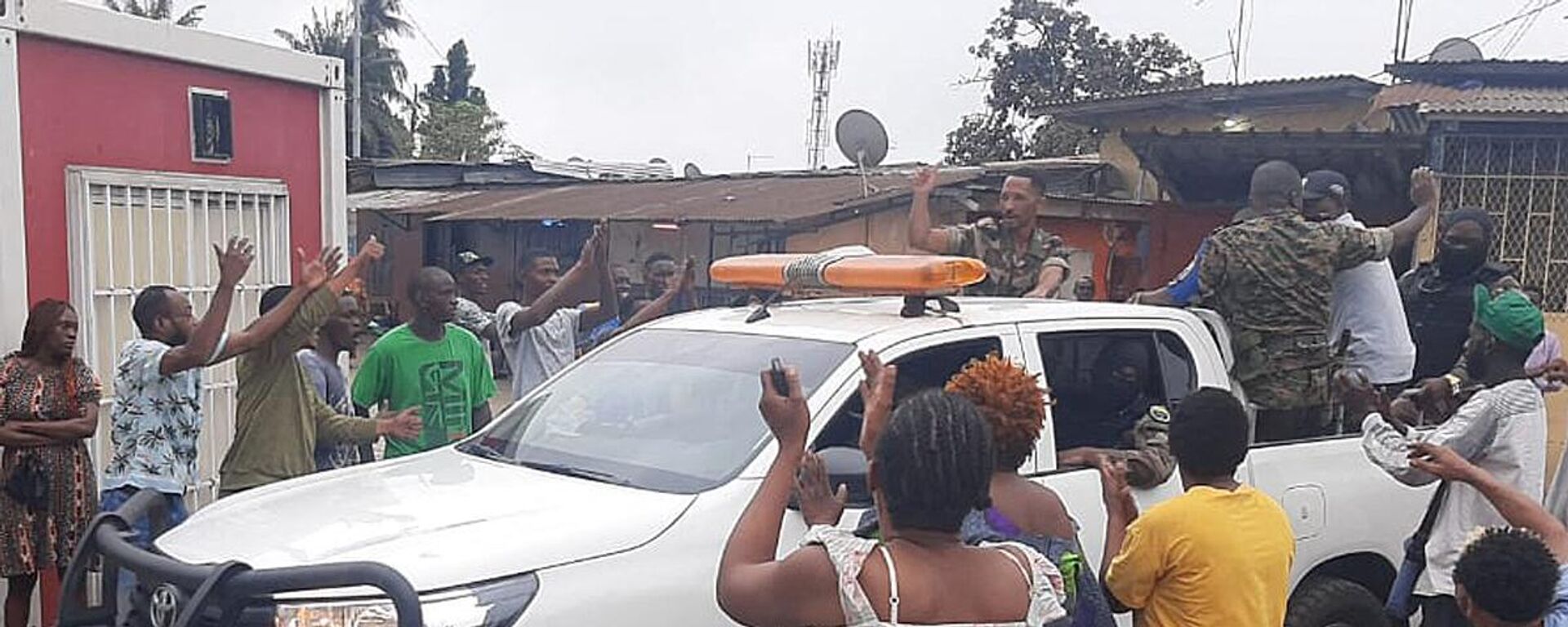 Residents applaud members of the security forces in the Plein Ciel district Libreville on August 30, 2023 after a group of Gabonese military officers appeared on television announcing they were putting an end to the current regime and scrapping official election results that had handed another term to veteran President Ali Bongo Ondimba. - Sputnik Africa, 1920, 30.08.2023