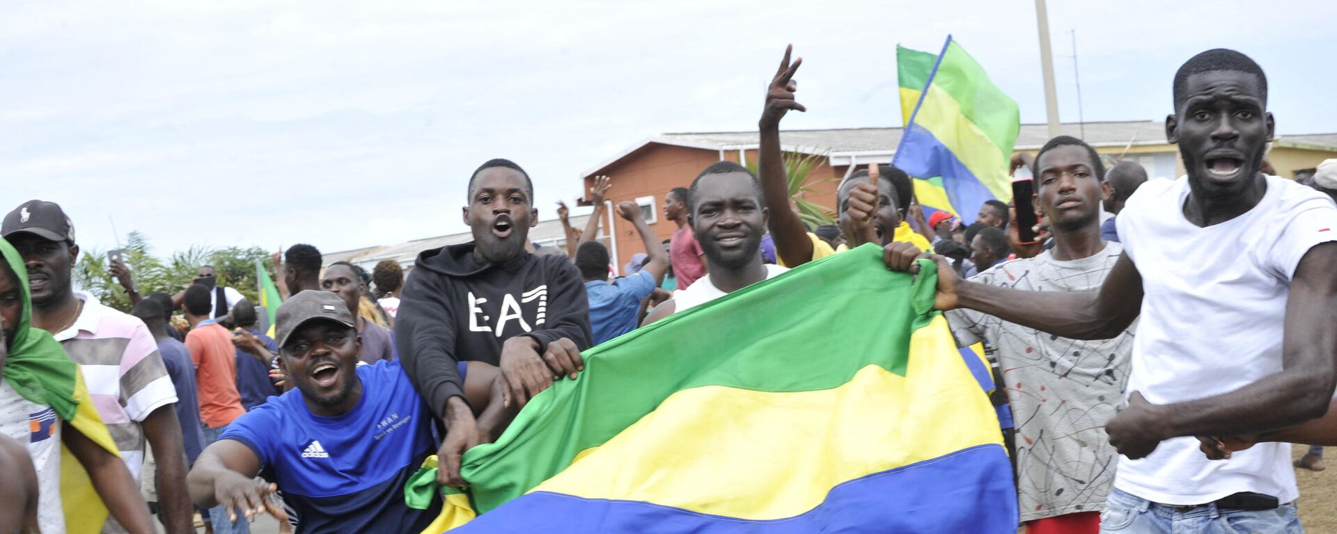 Жители Габона празднуют на улицах в Либревиле после объявления свержения режима - Sputnik Afrique, 1920, 30.08.2023