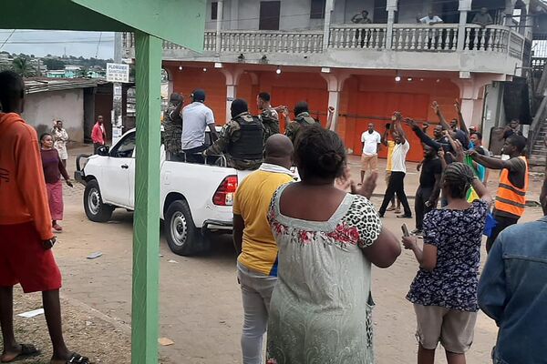 Des riverains applaudissent les membres des forces de sécurité du quartier Plein Ciel de Libreville, le 30 août 2023, après la prise de pouvoir par un groupe d&#x27;officiers - Sputnik Afrique