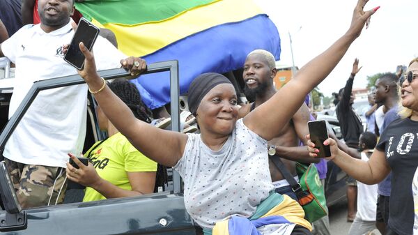 Жители Габона празднуют на улицах в Либревиле после объявления свержения режима - Sputnik Africa