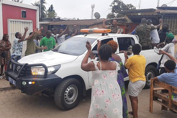 Des riverains applaudissent les membres des forces de sécurité du quartier Plein Ciel de Libreville, le 30 août 2023, après la prise de pouvoir par un groupe d&#x27;officiers - Sputnik Afrique