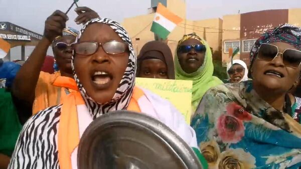 Un rassemblement bruyant a été organisé par des femmes près de la base militaire française de Niamey, le 30 août 2023 - Sputnik Afrique