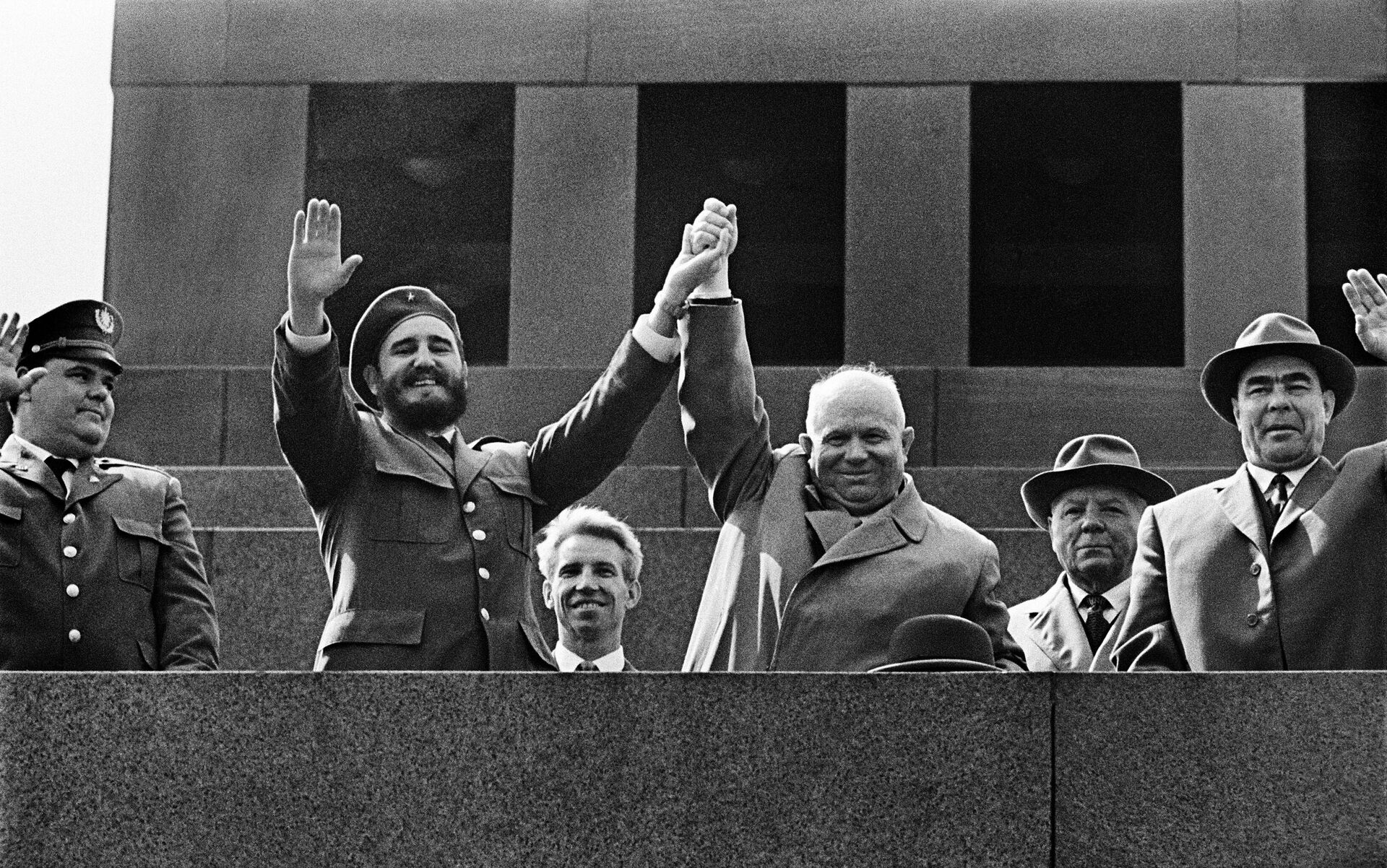 Cuban leader Fidel Castro and First Secretary of the Communist Party of the Soviet Union Nikita Khrushchev on the podium of the Lenin Mausoleum in Moscow - Sputnik Africa, 1920, 30.08.2023