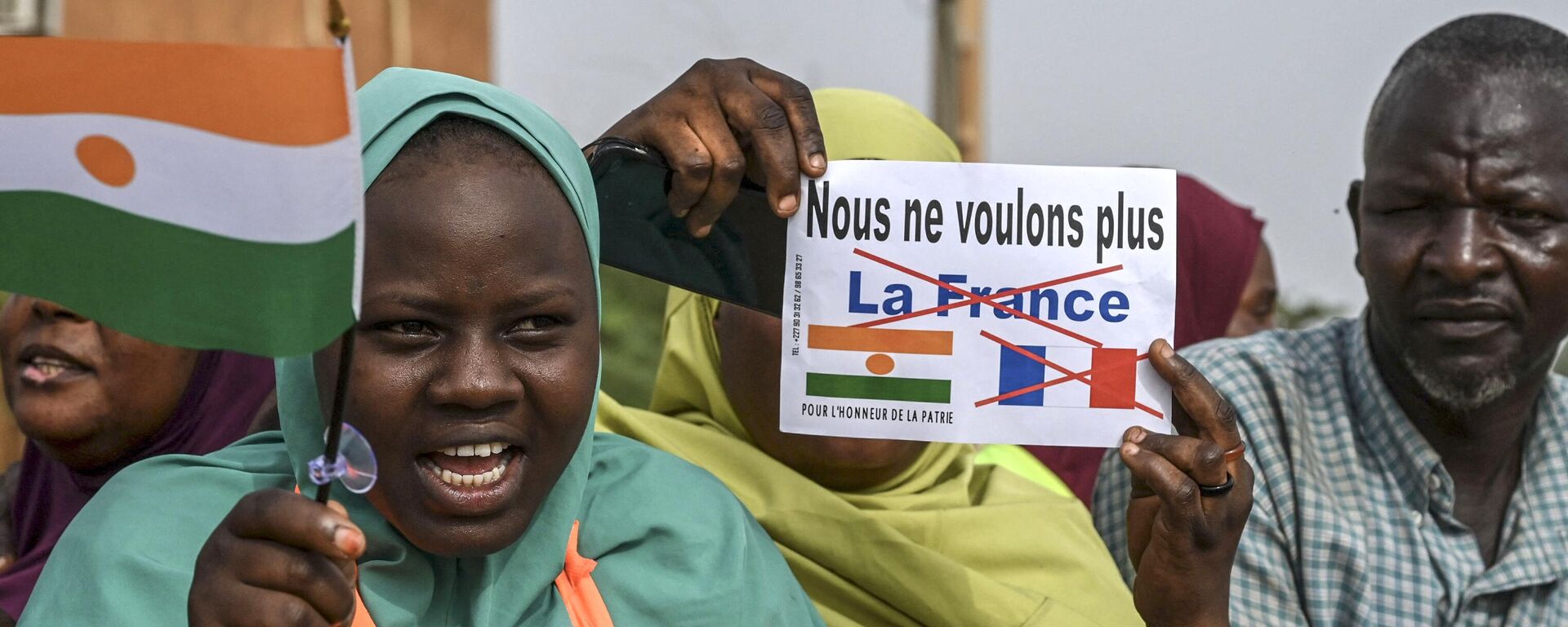Supporters of Niger's National Council of Safeguard of the Homeland (CNSP) protest outside the Niger and French airbase in Niamey on August 30, 2023 to demand the departure of the French army from Niger.  - Sputnik Africa, 1920, 31.08.2023