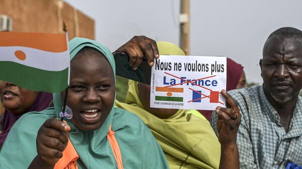 Des partisants du Conseil national pour la sauvegarde de la Patrie (CNSP) nigérien réunis devant la base militaire française à Niamey - Sputnik Afrique