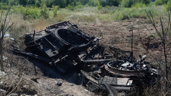 A Ukrainian Burnt Tank Near Donetsk - Sputnik Africa