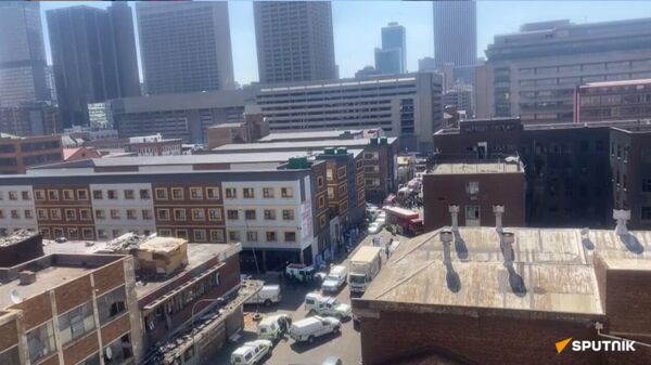 Fire engulfs multi-storey building in center of Johannesburg - Sputnik Africa