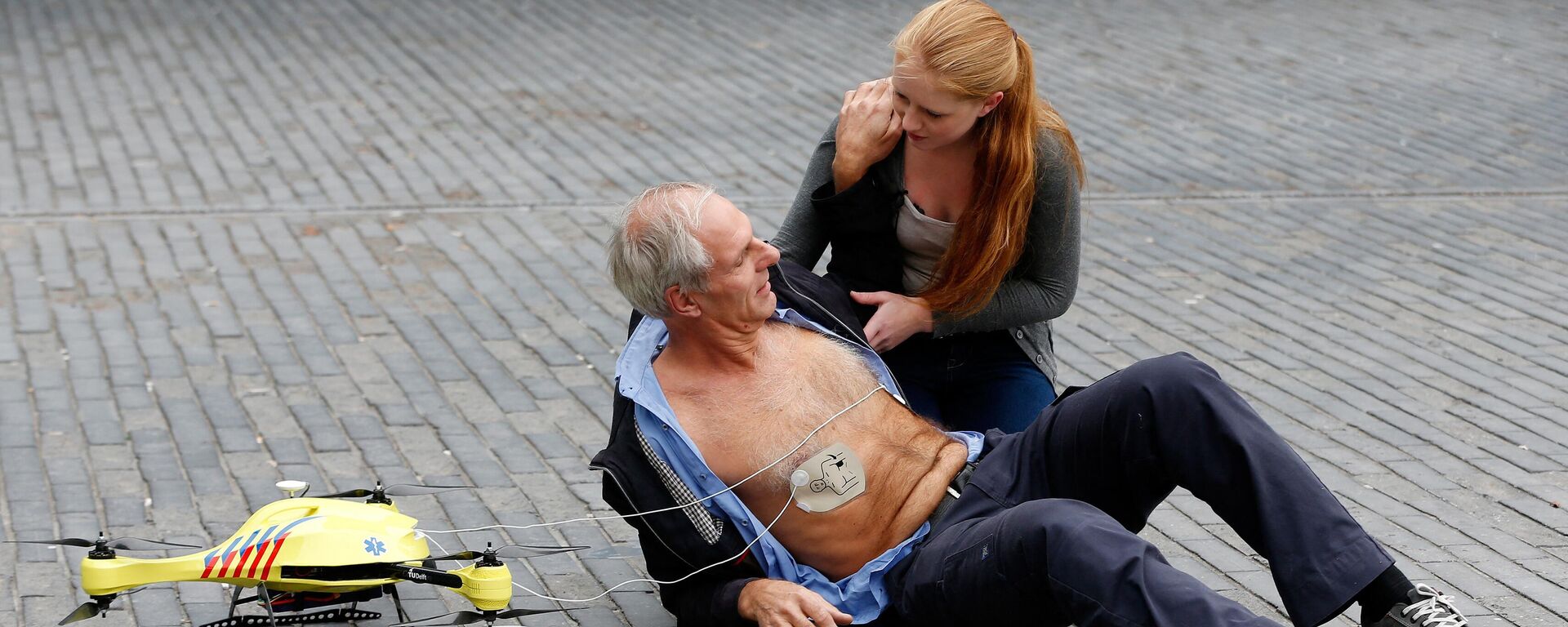 A woman gives a demonstration of an ambulance drone with built in defibrillator at the campus of the Delft Technical University in Delft on October 28, 2014. - Sputnik Africa, 1920, 31.08.2023