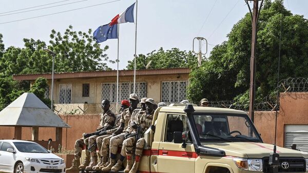 A patrol of the Niger national Police drives past the French Embassy in Niamey on August 28, 2023.  - Sputnik Africa
