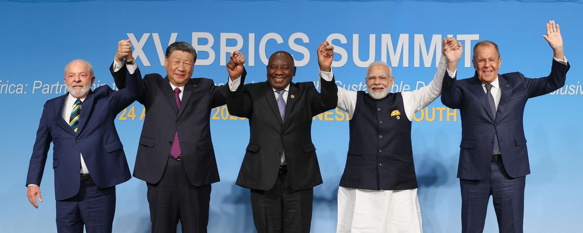 In this handout photo released by the Russian Foreign Ministry, Brazilian President Luiz Inacio Lula da Silva, Chinese President Xi Jinping, South African President Cyril Ramaphosa, Indian Prime Minister Narendra Modi and Russian Foreign Minister Sergey Lavrov attend a photographing ceremony at the15th BRICS Summit in Johannesburg, South Africa, on August 23, 2023.  - Sputnik Africa, 1920, 01.09.2023