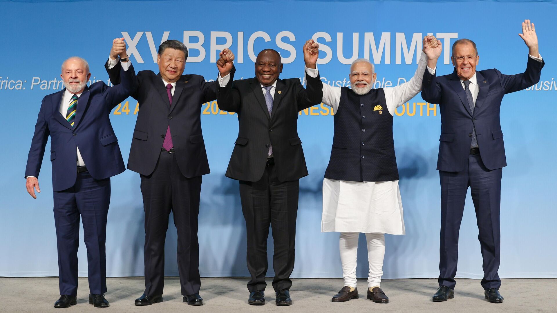 In this handout photo released by the Russian Foreign Ministry, Brazilian President Luiz Inacio Lula da Silva, Chinese President Xi Jinping, South African President Cyril Ramaphosa, Indian Prime Minister Narendra Modi and Russian Foreign Minister Sergey Lavrov attend a photographing ceremony at the15th BRICS Summit in Johannesburg, South Africa, on August 23, 2023.  - Sputnik Africa, 1920, 04.09.2023