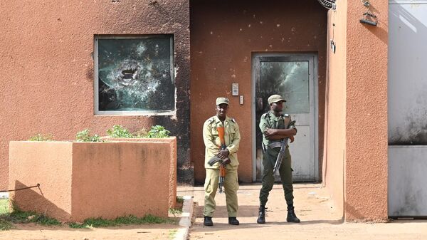 Des agents de police devant l'ambassade de France à Niamey, le 27 août 2023 - Sputnik Afrique