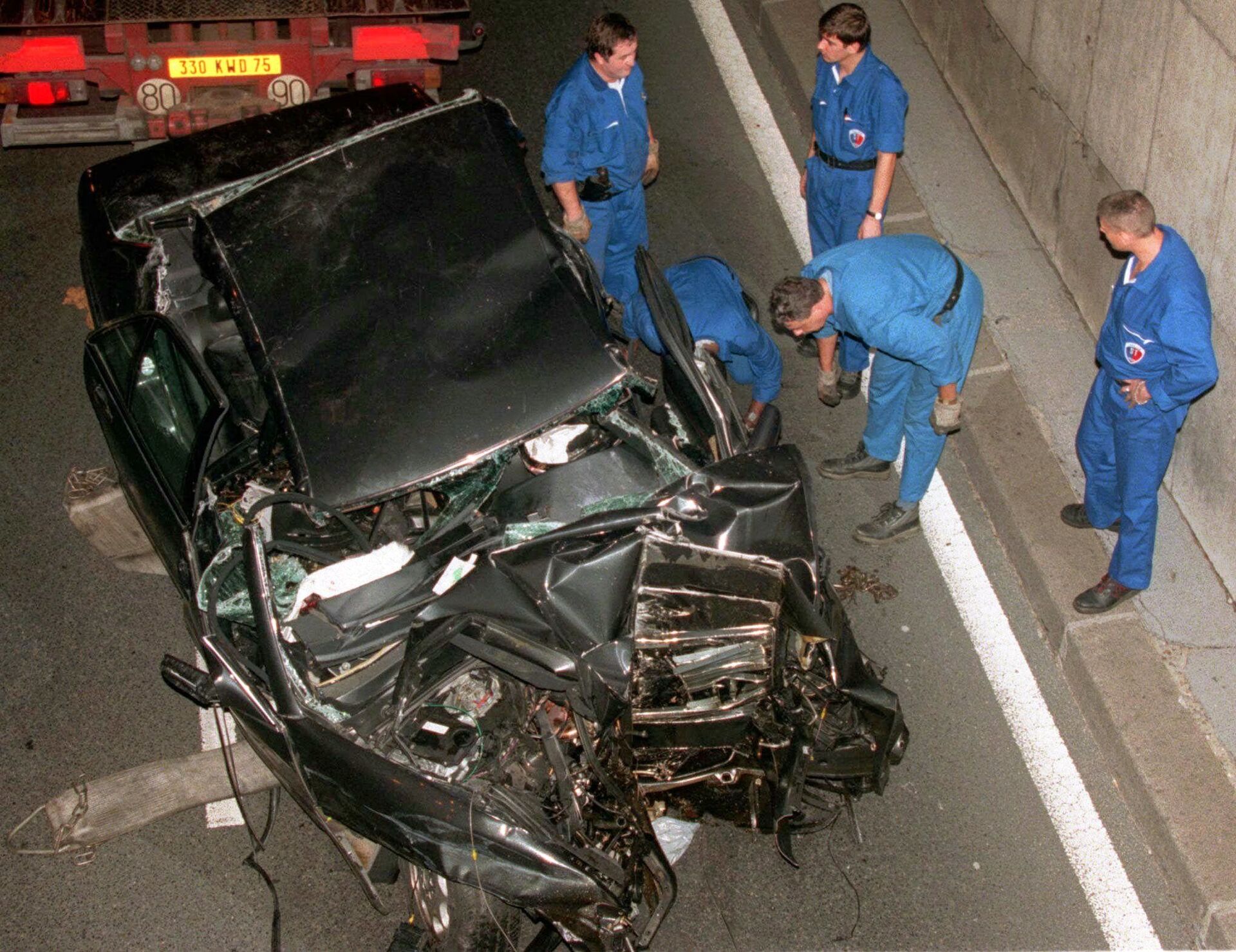 Police services prepare to take away the damaged car in the Pont d'Alma tunnel in Paris in which Diana, Princess of Wales, and Dodi Fayed were traveling in this Sunday, Aug. 31, 1997 - Sputnik Africa, 1920, 02.09.2023