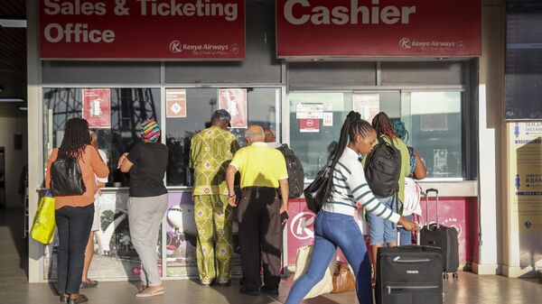 People queue at the Kenya Airways ticket office in Jomo Kenyatta International Airport in Nairobi, Kenya Monday, Nov. 7, 2022.  - Sputnik Africa