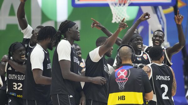 L'équipe du Soudan du Sud célèbre sa victoire contre l'Angola lors du match de classement de la Coupe du monde de basket-ball à l'Araneta Coliseum, à Manille, aux Philippines, le samedi 2 septembre 2023.  - Sputnik Afrique