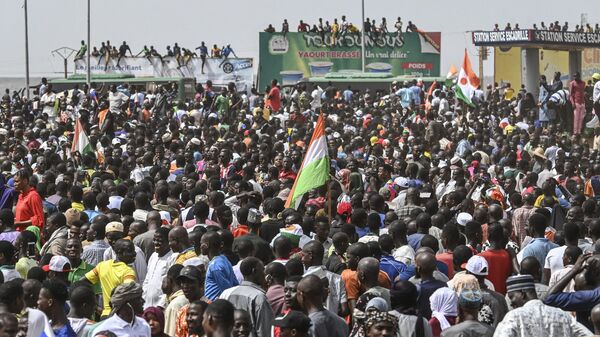 Supporters of Niger's National Council of Safeguard of the Homeland (CNSP) protest outside the Niger and French airbase in Niamey on September 2, 2023 to demand the departure of the French army from Niger.  - Sputnik Africa