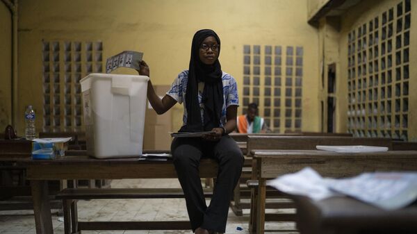 A poll worker counts votes at a polling station during presidential elections in Abidjan, Ivory Coast, Saturday, Oct. 31, 2020. Some tens of thousands of security forces have been deployed across the Ivory Coast on Saturday as the leading opposition parties boycotted the election, calling President Ouattara's bid for a third term illegal. - Sputnik Africa