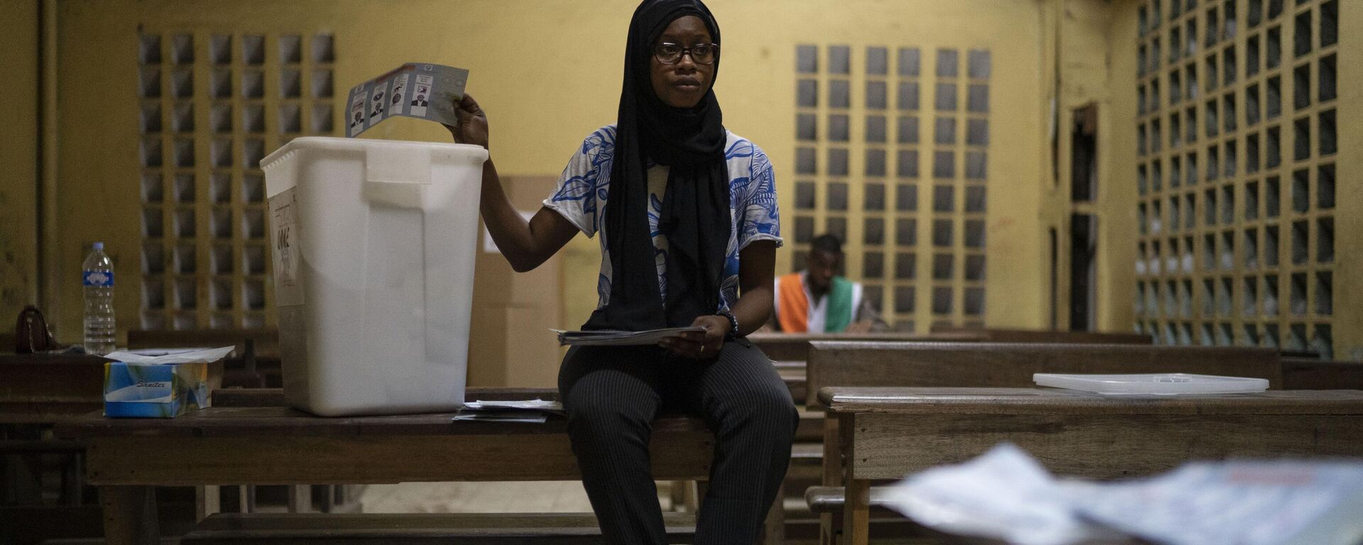 A poll worker counts votes at a polling station during presidential elections in Abidjan, Ivory Coast, Saturday, Oct. 31, 2020. Some tens of thousands of security forces have been deployed across the Ivory Coast on Saturday as the leading opposition parties boycotted the election, calling President Ouattara's bid for a third term illegal. - Sputnik Africa, 1920, 02.09.2023