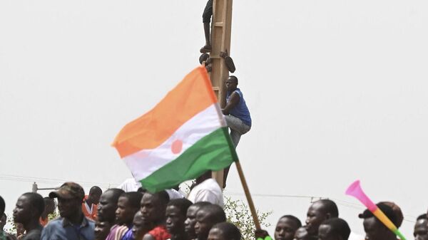 Протесты возле авиабазы в Ниамее с требованием вывода французских военных сил из Нигера - Sputnik Africa