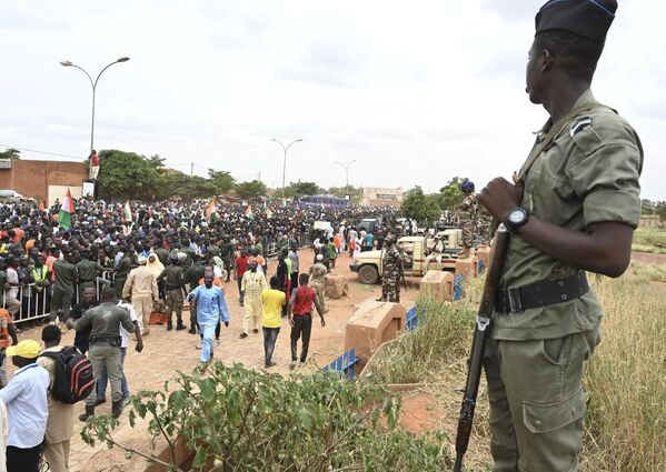 Nigerien soldiers stand guard as supporters of Niger&#x27;s National Council of Safeguard of the Homeland (CNSP) protest outside the Niger and French airbase in Niamey on September 2, 2023 to demand the departure of the French army from Niger. - Sputnik Africa