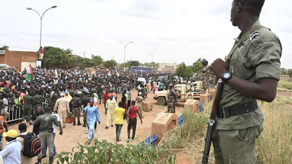 Manifestations près de la base aérienne à Niamey pour le retrait des forces militaires françaises du Niger - Sputnik Afrique