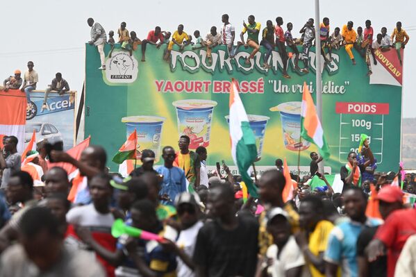 Supporters of Niger&#x27;s National Council of Safeguard of the Homeland (CNSP) protest outside the Niger and French airbase in Niamey on September 2, 2023 to demand the departure of the French army from Niger. - Sputnik Africa