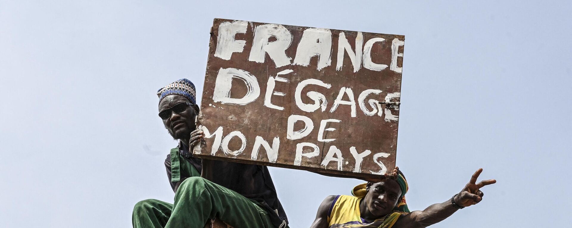 Протесты возле авиабазы в Ниамее с требованием вывода французских военных сил из Нигера - Sputnik Africa, 1920, 25.09.2023