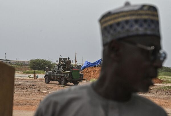 Nigerien soldiers are seen as supporters of Niger&#x27;s National Council of Safeguard of the Homeland (CNSP) protest outside the Niger and French airbase in Niamey on September 2, 2023 to demand the departure of the French army from Niger. - Sputnik Africa