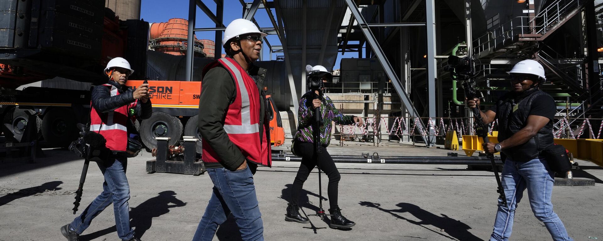 South Africa's Minister in the Presidency responsible for Electricity, Kgosientsho Ramokgopa, center, looks on during his visit to the Kusile coal-fired power plant near Emalahleni, South Africa, Monday, May 22, 2023 - Sputnik Africa, 1920, 14.07.2024