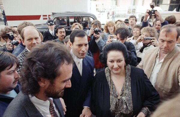 Rock star Freddie Mercury (center, left) lead singer of the pop group ‘Queen,’ arrives with opera star Montserrat Caballe at the Royal Albert Hall in London on Monday, Oct. 10, 1988 where they publicized their hit song ‘Barcelona.’  - Sputnik Africa