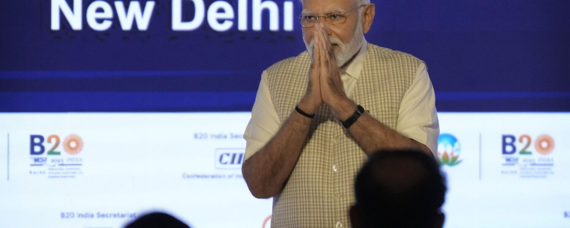 Indian Prime Minister Narendra Modi greets delegates after speaking at a special session of the Business 20 or B20 Summit ahead of the G20 Summit - Sputnik Africa, 1920, 03.09.2023