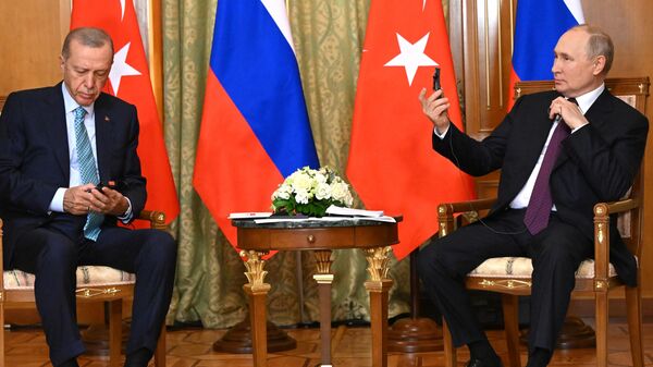 Vladimir Poutine avec Recep Tayyip Erdogan dans la ville russe de Sotchi. - Sputnik Afrique