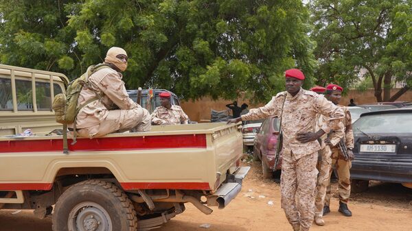 Nigerien national guardsmen sit outside the customs offices in Niamey, Niger, Monday, Aug. 21, 2023.  - Sputnik Afrique