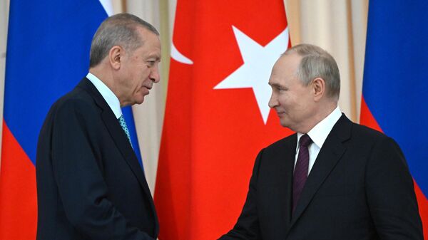 Poutine et Erdogan donnent une conférence de presse à Sotchi, le 4 septembre 2023 - Sputnik Afrique