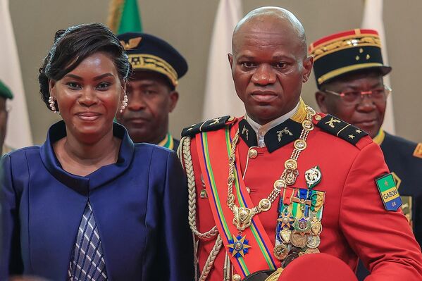 Gabon&#x27;s General Brice Oligui Nguema poses for a photograph with his wife Zita Nyangue Oligui Nguema as he is inaugurated. - Sputnik Africa