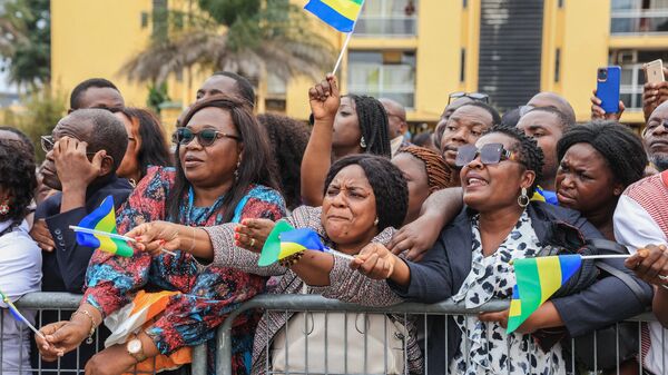 Зрители на параде в честь временного президента Габона генерала Брис Олиги Нгема - Sputnik Africa