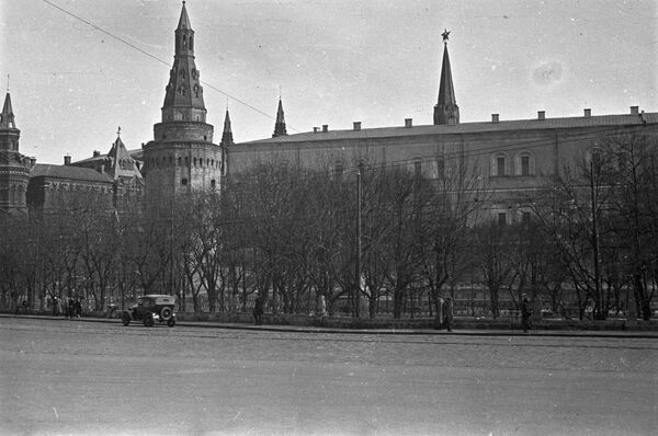 View of Alexander Garden and the Kremlin from Manezh Square. Moscow, 1937. - Sputnik Africa